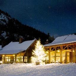 Located in Mazama, in the upper Methow Valley at the gateway to the North Cascades, the Freestone Inn offers a luxurious escape to the mountains.