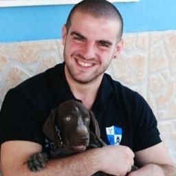 Hombre de eterna sonrisa. Los de los lados son el Wisney Team, unos borrachos, y lo de detrás una parte de Yecla, mi hogar