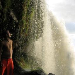 carlostosta_21's profile picture. si te sientes triste o de mal humor escucha tu canción y olvida tu dolor xD eso hago yo!!!