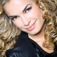 Lua não da pra lhe compara com as estrelas, pq vc ofuscaria o brilho delas com o seu eu te amo linda @Lua_Blanco minha coisa LINDA