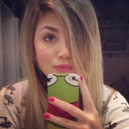 Elα é perfeitα, mαs tem inúmeros defeitos.
Elα fαlα αlto, gritα, dá gαrgαlhαdαs, mas se fαz de tímidα.
Elα é sαntα, mαs sabe provocαr