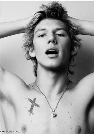A Prince of the Pride Lands. Don't be shy or be shy. Doesn't matter. I'll still bite. @DarkDisney   #RolePlay +21
