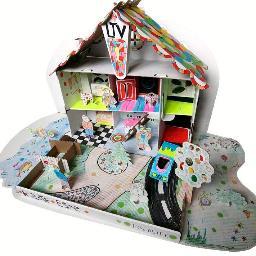 #cardboardhouse KrĀsOjAmA kartona MĀJIŅA - kompakts galda spēļu konstruktors. Mīļā un dabai draudzīgā bērnistabā! Flat-pack #ecotoy #coloring slow-folding & fun