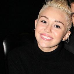 Uma vadia que gosta de bolo. 13th may 2011 ♥
