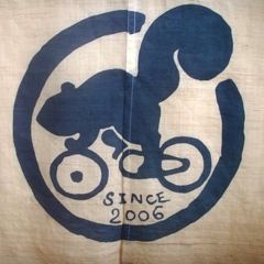人間てのは黒々と茂った森がなければ生きてけませんな。もりそばも、なければ生きてけませんな。森が汚染されちまったら困るてなわけでして、なんとかしてぇなと思う日々。鉄の自転車、好き。

黒森庵：東京都杉並区和泉3-17-6