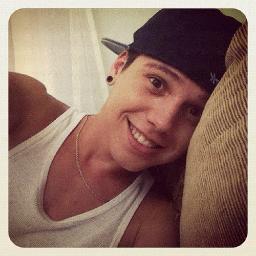 17 anos viciado em música, preguiçoso .Always laugh when you can. It is cheap medicine.