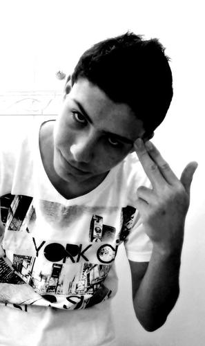 gosto de ler, desenhar, tocar violao, andar de sk8, escutar rock n roll, assistir animes, seriados, e filme, sou extrovertido mais tbm ignorante e bipolar ...