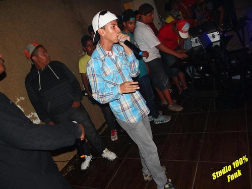 mestre de cerimoninia, cantor de funk HUMILDADE sempre
senta senta e não machuca♫♪
http://t.co/lZdxPSYQrO