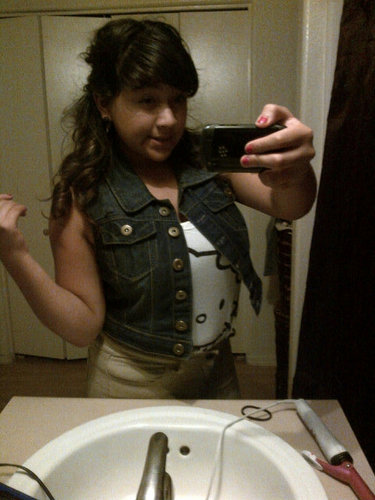 Hi , I'm aylin !(; wanna know more tweet me !