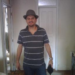 Soy una persona sencilla, me gusta hacer deporte como el fútbol, tennis.