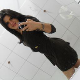 Sou uma pessoa simpatica,extrovertida que gosta de fazer novas amizades..Tbm sou uma pessoa realista,que fala simplismente nada alem da verdade.Adoro Rock♥♥