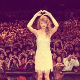 Cowgirl boots . cats . red lip gloss . curly hair . 13 . country music . dresses. those are #SwiftieThings.
yes I'm a #Swiftie and #IFollowBack :)
