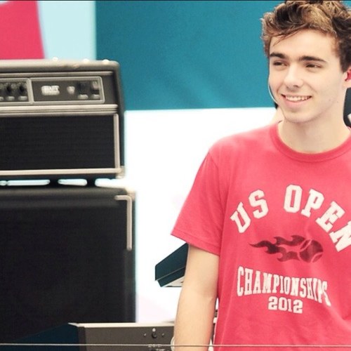 basically, we fancy nathan sykes. FOLLOW US OKAY? @hollythewanted & @RayTheWanted #Imagines in favs please RT ☺