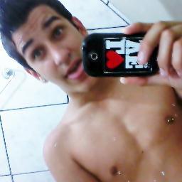 Esse menino é chato,gordo , estressado , folgado com o sorriso mais lindo do mundo , mas é meu o menino dos olhos lindos ! s2 @Lecataia aqui!
