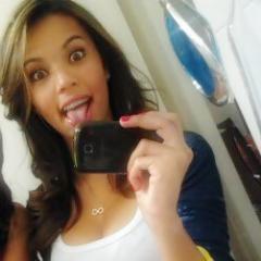 A garota do sorriso triste, do choro feliz, das idéias absurdas e dos sonhos impossíveis,prima da minha quase irmã @kamilacomk_  Essa sou eu. Seeguee ae ?!*