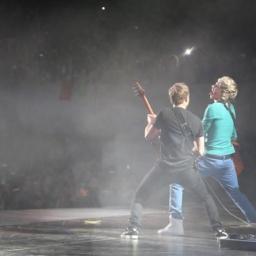 im Niall, im in one direction. i sing and play an instrument with 6 strings on it ! (parody)