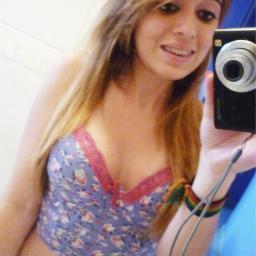 O segredo da felicidade é simples  viva o hoje, esqueça do ontem e não planeje o amanhã. *