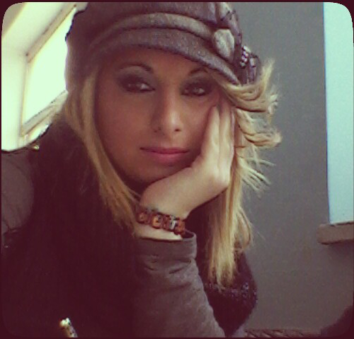 Sono la classica donna dalla battuta sempre pronta, dall'ironia spiccata e dal modo di fare un po' simpaticamente parteneopeo.!