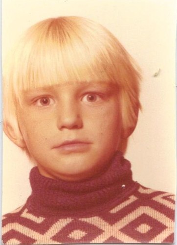 Narkosläkare o hobbytriathlet. Följer sporthändelser, litet politik men ffa TV-serier, f. n. Homeland. Gift, två barn.