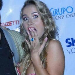 Minha vida se defini em um único nome @LolaMelnick . Ser fã e sentir , é chorar é viver . Te amo . Since : 15.06.11 .