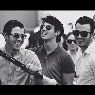 Eu até ia fazer uma Bio legal mas ai chegou o nick me beijando,o joe dançando Single Ladies e o Kevin comendo pão de queijo entao esqueci !!3