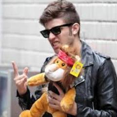 Uma Fã que ama os Ídolos e o sonho é conhece-los se gostar Segue =D