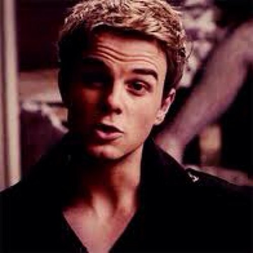 back in real life,isn´t the best choice what klaus made for me,now I´ve to deal with his arrogance @FieryDarkLove the blond poison has tamed me RP+21 #Koline
