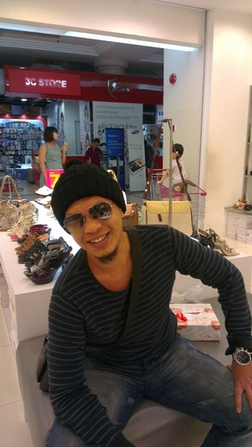 Eddie_Ash_'s profile picture. ex banker for 15 years, guitarist & vocalist. now Imam masjid.