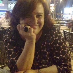 Periodista y comunicadora de alma, aunque no ejerza. Editora de revistas y de cuanto texto caiga en mis manos. Soñadora impenitente y sempiterna. Sin remedio.
