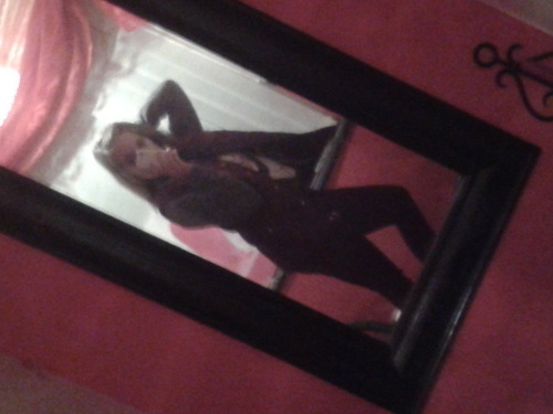 caj9913's profile picture. Im a girl that loves to enjoy herself with mates and I love meeting new people if u follow me I will follow back :)