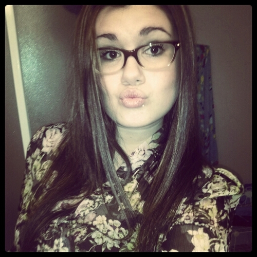 etude en travail social des lannee prochaine.Je suis une fille tripante et jadore tout ce qui touche la mode&le maquillAGEEE ♥:))))loveee