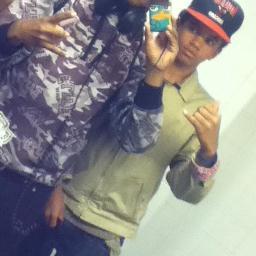 i play football and keep it real !!!!! And i lovee my babygirl ny~ny333