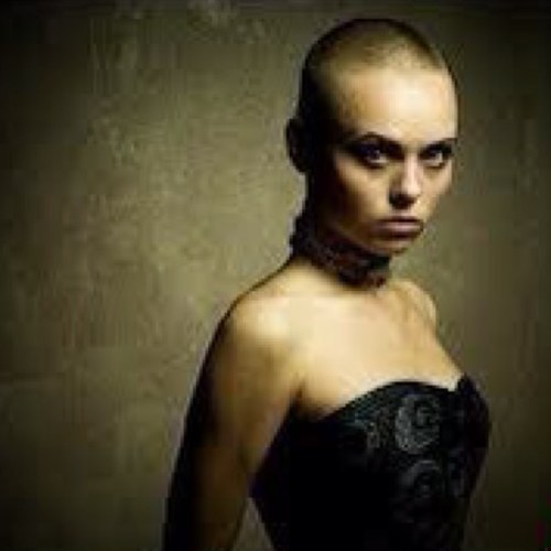 Lynn. I can be a bitch. Deal with it. I may be a girl but do /not/ underestimate my strength. Bisexual. Literate Divergent RP.