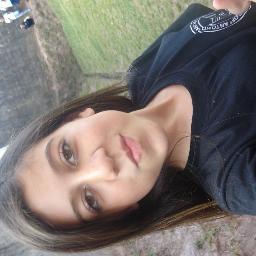 Gosto muito de jogar futebol, sou Rockeira ;) gostoo muitoo de usar calçaa jeeans ee all star .. pretooÕ !