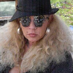 love tatt's/piercing,motorcycles,bands,pink,sparkle/glitter/glam,boho/shabbychic/vintage,beer,fests,outrageousness,going out,reading,twisted sense of humors