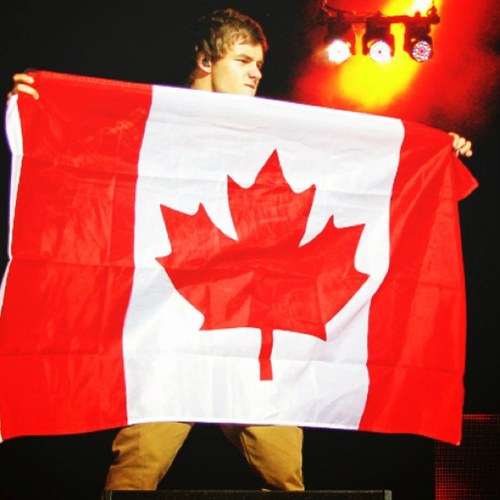 DIRECTIONER from Canada SUPERMMMAaAaAN! U were born an original, don't die a copy. currently in a secret relationship with 5 boys ;)
