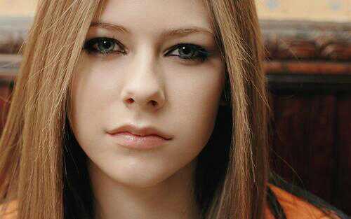 Im skarlet.I am an expert knife thrower,and a master at archery.I also have a MASSIVE crush on Cato ;) {Multi THG Rp}