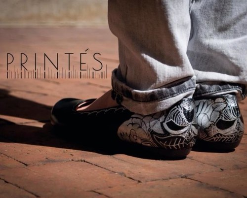 Somos una empresa de zapatos y blusas 100% hechos en Guatemala, que por medio de la moda buscamos hacer un cambio y dejar una huella.