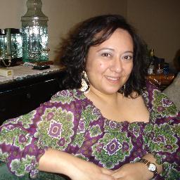 Antropóloga, soprano lírica y actriz, no necesariamente en ese orden. Rebelde con causa, iconoclasta, de risa fácil, observadora y animal nocturno.