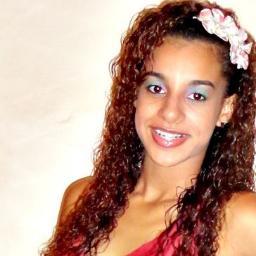 Soou tudo aqiilo qe seus olhos vêem ,o qe seu corpo deseja .. menos o qe voc qe voc acha !!
            Siimples ,sou eu mesma *-*