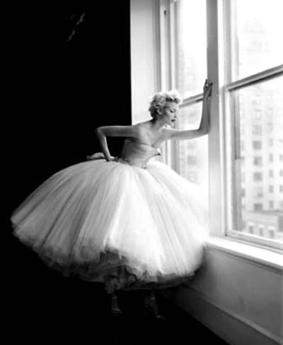 modaytodolodema's profile picture. El glamour es una actitud, una filosofía, una manera de vivir. No se enseña, no se aprende; sólo se vive.