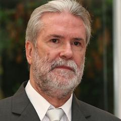 Antonio Bento é AI Classe A, VPT/CBX, membro da FIDE na Comissão Técnica (TEC). 1º Lecturer FIDE a ministrar seminários de FIDE Arbiter em português