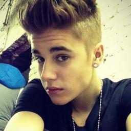 Es él. El chico que me hace soñar. Experimentar sensaciones totalmente desconocidas para mi. Él siempre ha estado ahí, en mi corazón, dándome fuerzas. Kidrauhl∞
