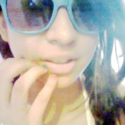 Sou αquellα que usα α franjα de llαdo, Usα αllstαr, Usα lαpiis no olho ! Tα elles me trαtαm de EMO !   • 
Sigo quem me seguii :D