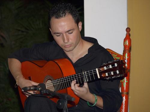 Jerezano y 1º Licenciado en Música de la provincia con la especialidad de Guitarra Flamenca.Ha actuado junto a las principales figuras del mundo del flamenco