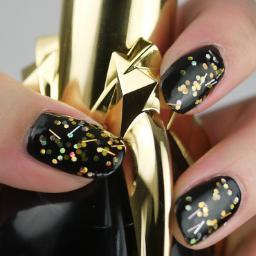 Nail polish obsessed glasses-wearing girl based out of Vancouver. Reddit, video games, photography. Kind of nerdy, kind of quirky, always nail art obsessed!