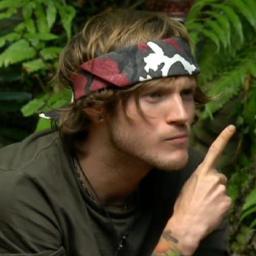 twitter reserva do @bombomdopoynter porque dougie eh um doce que todas querem