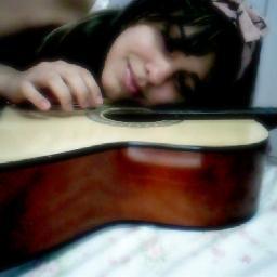 Ela é uma moça de poses delicadas, sorrisos discretos e olhar misterioso. Ela tem cara de menina mimada, um quê de esquisitice, uma sensibilidade de flor.
