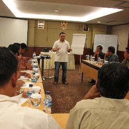 Mainstream Media & Citizen journalism, seperti pedang besar yang tumpul & pisau kecil yang tajam.