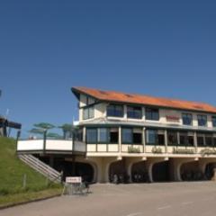Hotel Restaurant Havenzicht staat aan de rand van de mooie haven van het nostalgische vissersplaatsje Oudeschild op Texel.